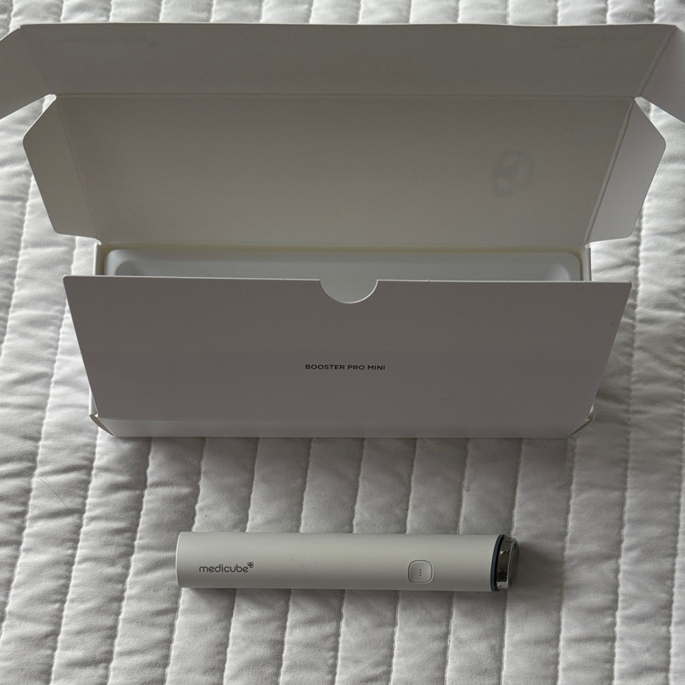 Medicube Pro Booster Mini - White - hardly used! - Picture 2 of 5